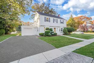 25 Oxford Dr, Freeport, NY 11520 - Photo 2