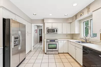 9 Princeton Drive, Plainview, NY 11803 - Photo 6