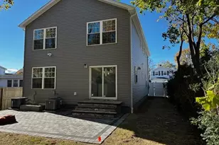 25 Maple Pl, Hicksville, NY 11801 - Photo 14