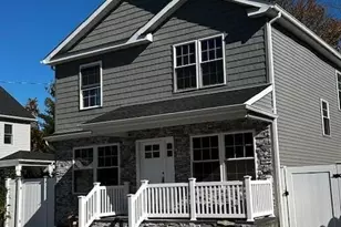 25 Maple Pl, Hicksville, NY 11801 - Photo 2