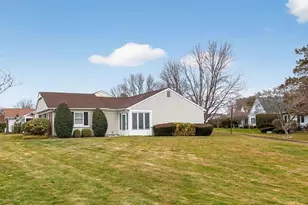 19 Hearthside Dr, Mount Sinai, NY 11766 - Photo 2