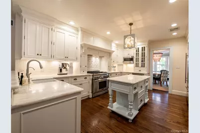 39 Hawthorne Place, Manhasset, NY 11030 - Photo 10