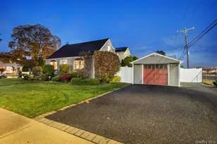 186 Robin Pl, Levittown, NY 11756 - Photo 2