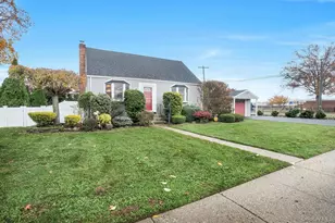 186 Robin Pl, Levittown, NY 11756 - Photo 34