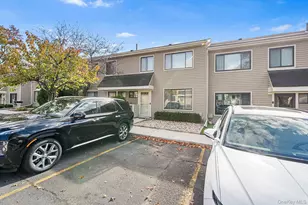 28 Berry Ct, New York, NY 10309 - Photo 2