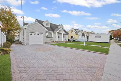 48 Circle Dr, Westbury, NY 11590 - Photo 18