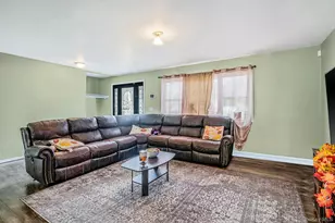 27 Kenwood Dr, Bohemia, NY 11716 - Photo 4