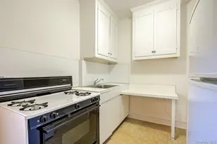 109-14 Ascan Ave, Forest Hills, NY 11375 - Photo 14