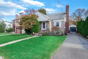 58 Chestnut St, Lynbrook, NY 11563 - Photo 2