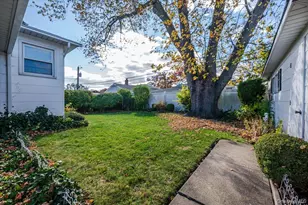 580 Heathcliff Dr, Seaford, NY 11783 - Photo 22