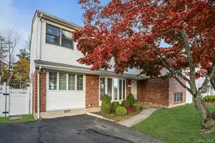 22 Schuyler Dr, Commack, NY 11725 - Photo 2