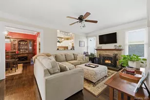 42 Homecrest Ct, Oceanside, NY 11572 - Photo 4