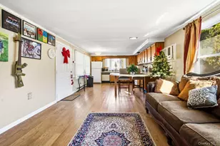 19 Dogwood Ln, Manorville, NY 11949 - Photo 8