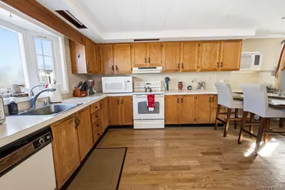19 Dogwood Lane, Manorville, NY 11949 - Photo 4