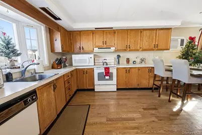 19 Dogwood Lane, Manorville, NY 11949 - Photo 4