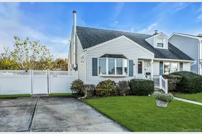 2676 Alder Avenue, East Meadow, NY 11554 - Photo 2