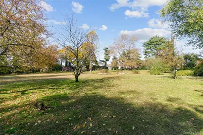 18 Lighthouse Road, Great Neck, NY 11024 - Photo 2