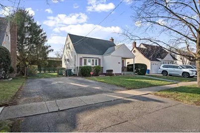 132 E Cherry Street, Floral Park, NY 11001 - Photo 2