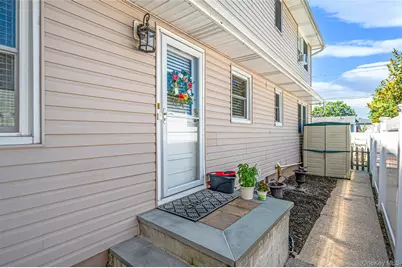 201 Oakland Avenue, Deer Park, NY 11729 - Photo 44