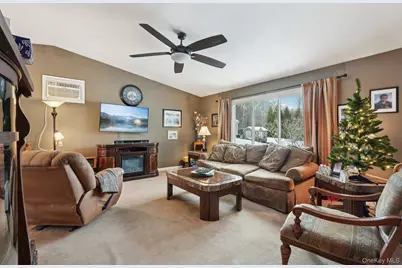 105 Shaker Court N, New Windsor, NY 12553 - Photo 4