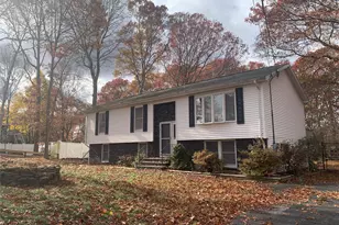 531 Boxwood Dr, Shirley, NY 11967 - Photo 2