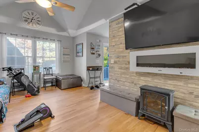 17 Ostend Circle, Shirley, NY 11967 - Photo 2