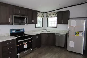 525 57 Riverleigh Ave, Riverhead, NY 11901 - Photo 10