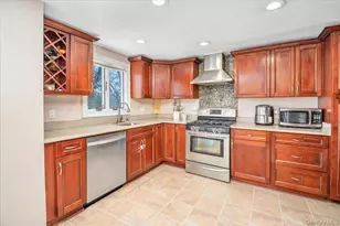 19 Biscayne Dr, Selden, NY 11784 - Photo 10