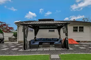 425 Blue Point Rd, Farmingville, NY 11738 - Photo 26