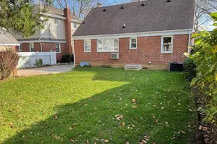 46 Beechwood Ln, New Hyde Park, NY 11040 - Photo 8