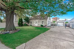 140 Jerusalem Ave, Levittown, NY 11756 - Photo 2