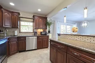 39 Anna St, Bay Shore, NY 11706 - Photo 2