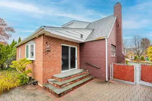 35 Lipton Ln, Williston Park, NY 11596 - Photo 2