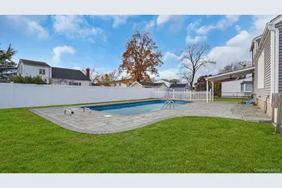 300 W 21st Street, Deer Park, NY 11729 - Photo 24