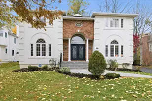 11 Drury Ln, Great Neck, NY 11023 - Photo 2