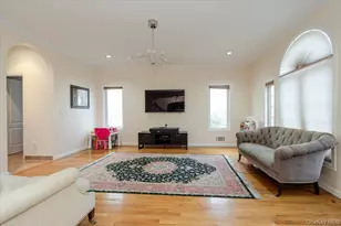 11 Drury Ln, Great Neck, NY 11023 - Photo 8