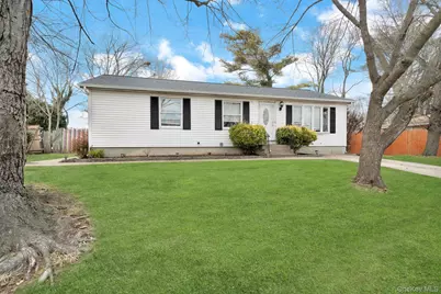 7 Kristin Court, Bay Shore, NY 11706 - Photo 2