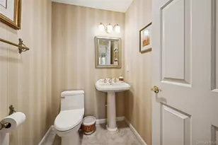 652 Balfour Pl, Melville, NY 11747 - Photo 10