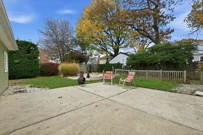 233 S Alleghany Avenue, Lindenhurst, NY 11757 - Photo 20