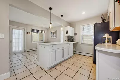 233 S Alleghany Avenue, Lindenhurst, NY 11757 - Photo 6