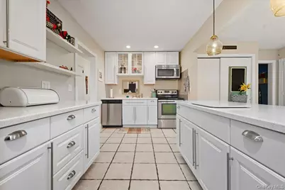 233 S Alleghany Avenue, Lindenhurst, NY 11757 - Photo 10