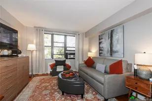 15 Canterbury Rd, Great Neck, NY 11021 - Photo 8