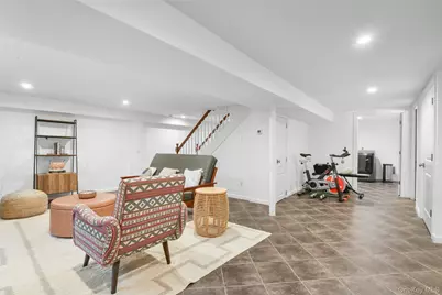 1096 Hunter Avenue, Pelham, NY 10803 - Photo 24