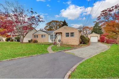 35 19th Avenue, Bay Shore, NY 11706 - Photo 2