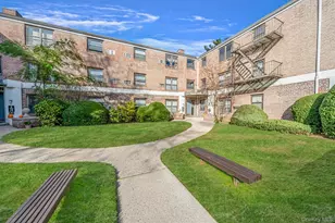 8 Terrace Cir, Great Neck, NY 11021 - Photo 2