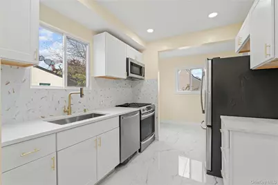 28 Cornwall Lane, Hempstead, NY 11550 - Photo 4