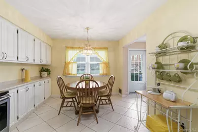 112 Cedar Shake Court, Huntington Station, NY 11746 - Photo 10