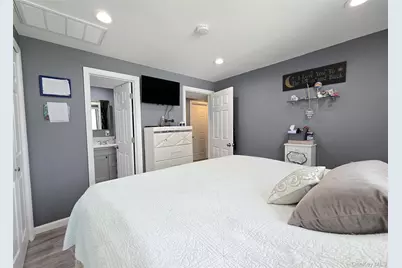 430 Heathcote Road, Lindenhurst, NY 11757 - Photo 18