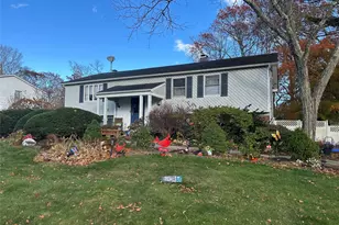 27 Wedgewood Dr, Coram, NY 11727 - Photo 2