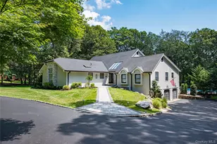 142 Landing Meadow Rd, Smithtown, NY 11787 - Photo 2